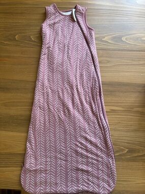 Kyte Baby Sleeveless Mauve Sleep Sack with White Arrow Pattern- 1.0 TOG, L